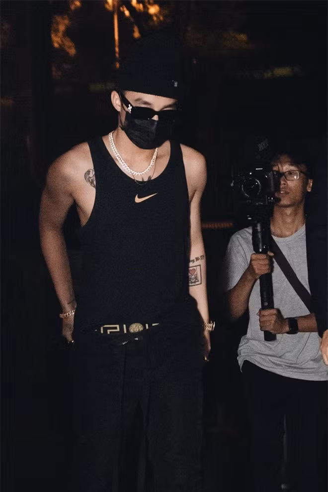 Sơn Tùng M-TP “đốn tim” fans với loạt ảnh khoe cơ bắp hiếm hoi trước thềm Sky Tour ảnh 4