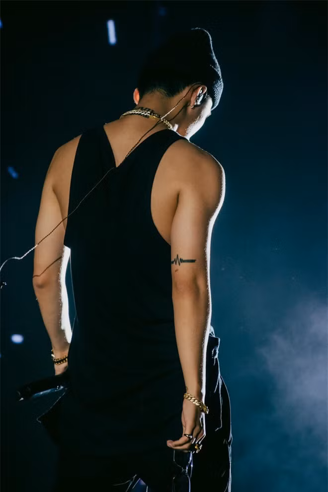 Sơn Tùng lại làm cộng đồng Sky “mất máu” hàng loạt khi khoe cơ bắp đâu ra đấy trước thềm Sky Tour tại Hà Nội - Ảnh 4.