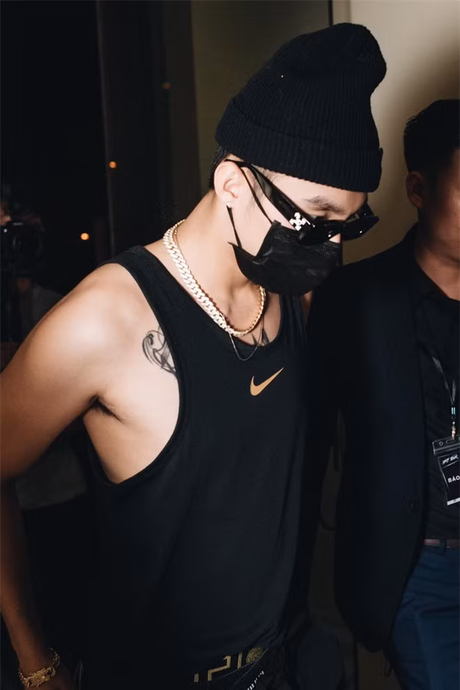 Sơn Tùng M-TP “đốn tim” fans với loạt ảnh khoe cơ bắp hiếm hoi trước thềm Sky Tour ảnh 3