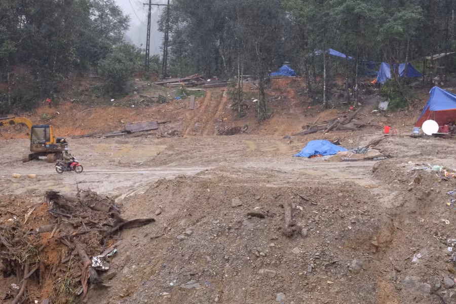 Ngôi làng cũ của người dân thôn 1, xã Trà Leng (huyện Nam Trà My, tỉnh Quảng Nam) giờ bị vùi trong lớp đất đá. 