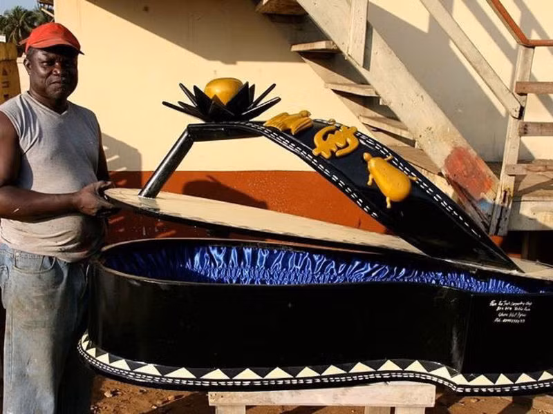 Joseph Ashong (1947), chủ xưởng quan tài lâu đời nhất ở Ghana.