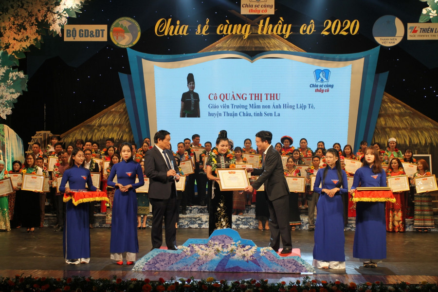 Cô Quàng Thị Thu nhận Bằng khen trong chương trình Chia sẻ cùng thầy cô.
