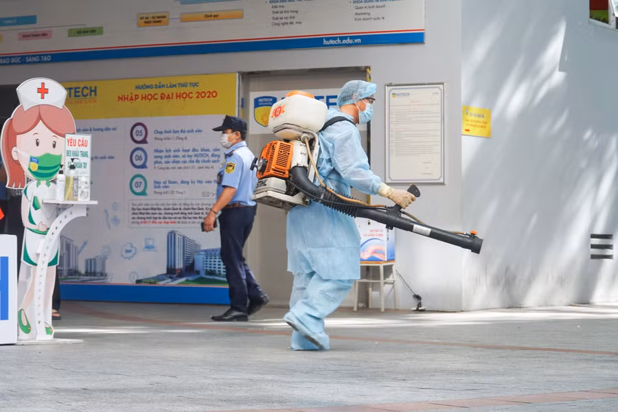 Khử khuẩn phòng dịch Covid-19 ở một cơ sở đào tạo trong đợt bùng phát chùm ca bệnh mới ở TPHCM. Ảnh: TG