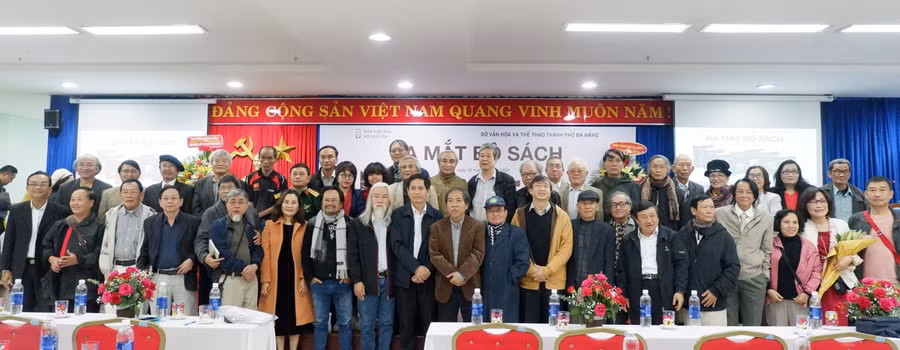 Văn nghệ sĩ và người hâm mộ trong ngoài TP Đà Nẵng tại buổi ra mắt bộ sách.