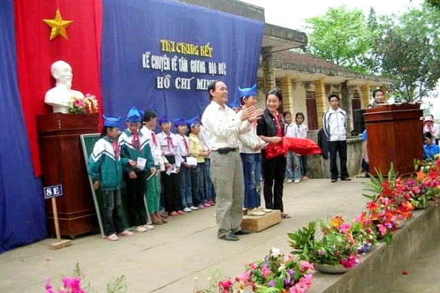 Cuộc thi chung kết kể chuyện về tấm gương đạo đức Hồ Chí Minh tại Trường THCS Vĩnh Thành. Ảnh: NVCC