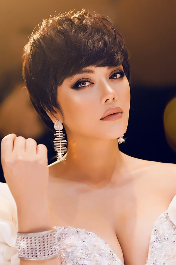 Người đẹp 8X không chỉ biến hóa hình ảnh khác lạ mỗi khi xuất hiện cùng các trang phục mang đậm chất riêng, mà còn thể hiện được thần thái trên gương mặt của mình. Người đẹp 8X không chỉ biến hóa hình ảnh khác lạ mỗi khi xuất hiện cùng các trang phục mang đậm chất riêng, mà còn thể hiện được thần thái trên gương mặt của mình.