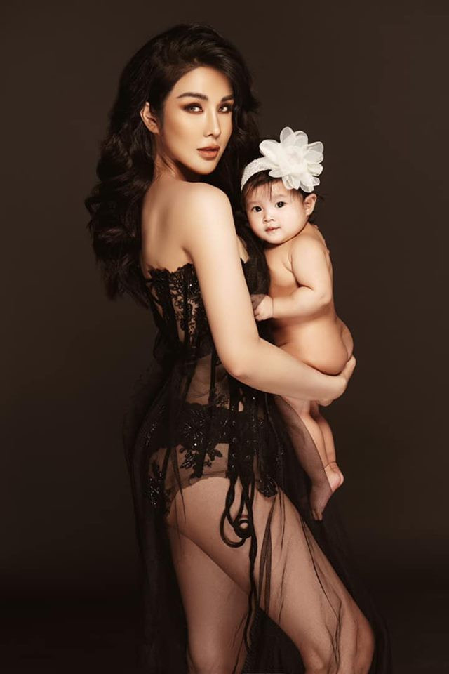 Diệp Lâm Anh khoe ảnh chụp cùng con gái đầu lòng. Đây cũng là thời điểm cô thông báo mình mang thai lần 2. Diệp Lâm Anh khoe ảnh chụp cùng con gái đầu lòng. Đây cũng là thời điểm cô thông báo mình mang thai lần 2.