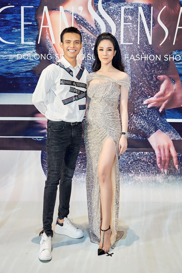 Diệp Lâm Anh chụp ảnh chung với NTK Đỗ Long. Diệp Lâm Anh chụp ảnh chung với NTK Đỗ Long.