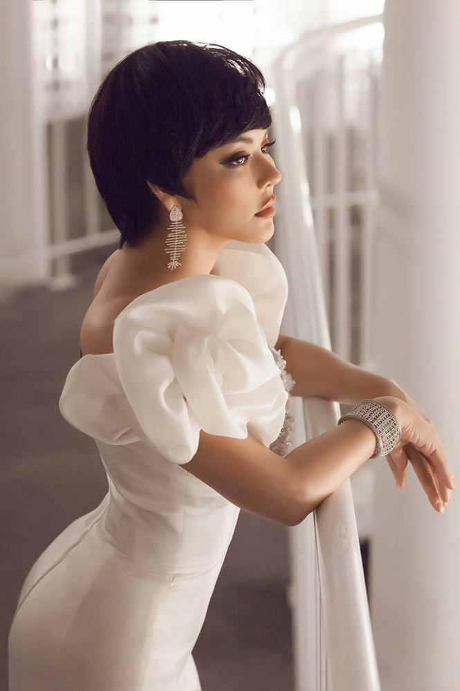 Nữ lãnh sự danh dự gần như hợp với mọi phong cách và chỉn chu, hoàn hảo mỗi khi xuất hiện. Nữ lãnh sự danh dự gần như hợp với mọi phong cách và chỉn chu, hoàn hảo mỗi khi xuất hiện.