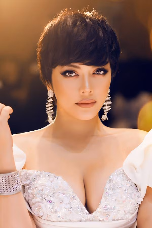 Với khối lượng công việc dày đặc thành công ở nhiều lĩnh vực khác nhau, Lý Nhã Kỳ nổi lên như một nhan sắc đặc biệt của làng giải trí. Với khối lượng công việc dày đặc thành công ở nhiều lĩnh vực khác nhau, Lý Nhã Kỳ nổi lên như một nhan sắc đặc biệt của làng giải trí.