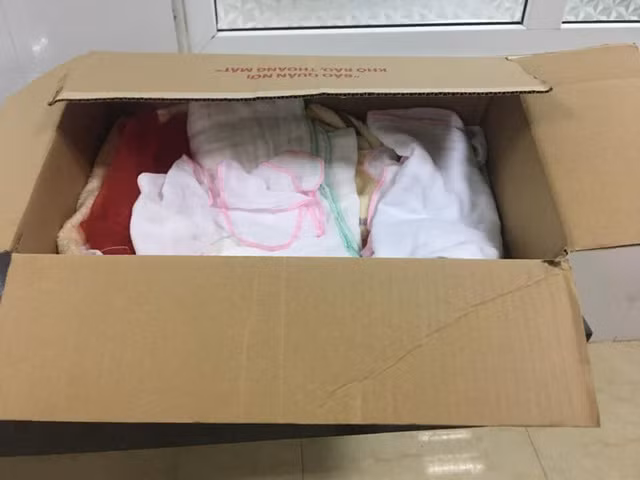 Cháu bé được đặt trong chiếc thùng giấy