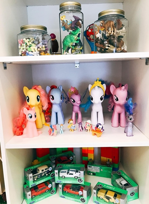 Phương Vy "hô biến" phòng bỏ trống thành chốn thần tiên cho con gái ảnh 6 Bà mẹ nổi tiếng bố trí nhiều tủ gỗ để lưu giữ những món đò chơi mà ngày thường Ailani thường để vương vãi.