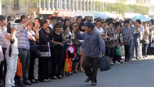  Sự xuất hiện của cụ trước trường thi khiến nhiều người thấy rất thú vị.