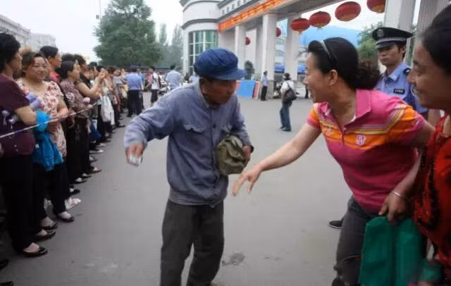  Cụ còn dừng lại trao đổi vài&nbsp;câu với các phụ huynh đứng chờ con trước cổng trường.