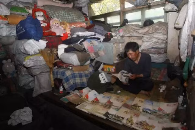  Cụ không có tiền để học thêm nên chỉ học lỏm từ sách vở cũ thu mua được.