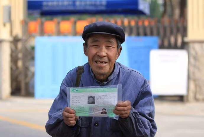  Năm nào cũng thế, cụ già 72 tuổi Kang Lianxi đều tham dự thi Cao khảo.