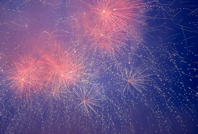 Du khách ở Đà Nẵng chi tiền triệu ngắm pháo hoa bên hồ bơi