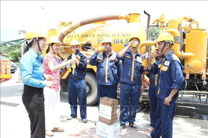 Người lao động Hà Nội chống chọi với nắng nóng gay gắt ảnh 1 Chú thích ảnh