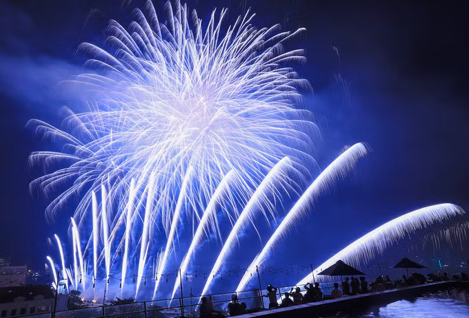 Du khách ở Đà Nẵng chi tiền triệu ngắm pháo hoa bên hồ bơi