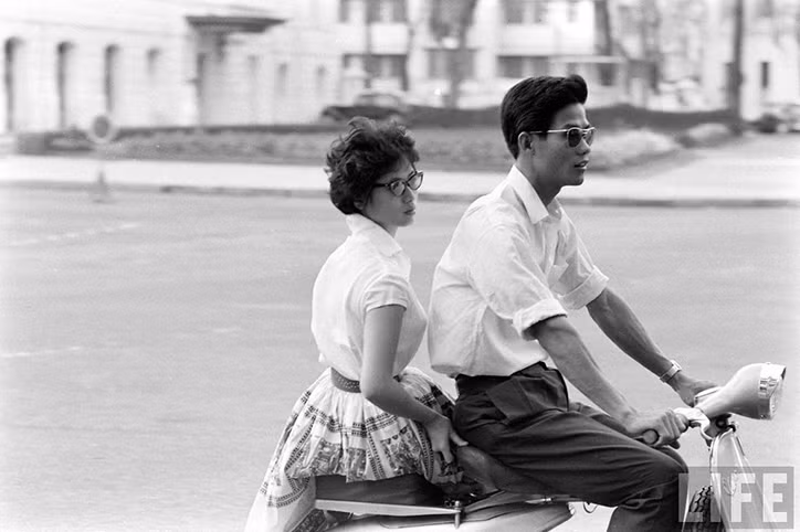  Phụ nữ thời xưa khi được chở đi chỉ ngồi một bên.