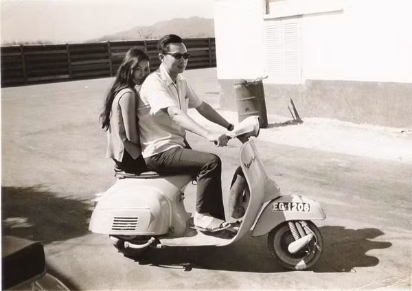  Sự ý tứ thể hiện trong cách họ đi đứng và ngồi trên xe.