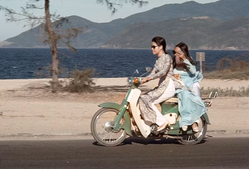  Nếu ngồi hai chân hai bên sẽ bị đánh giá là thiếu ý tứ.