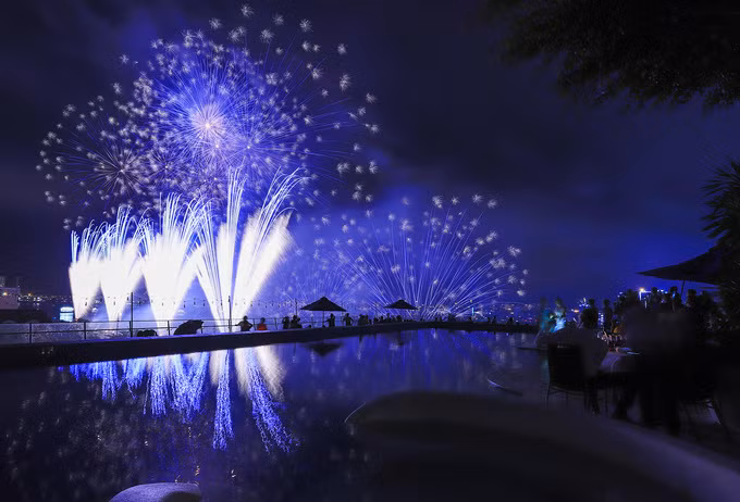 Du khách ở Đà Nẵng chi tiền triệu ngắm pháo hoa bên hồ bơi