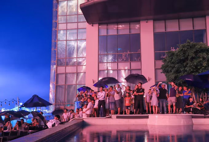 Du khách ở Đà Nẵng chi tiền triệu ngắm pháo hoa bên hồ bơi