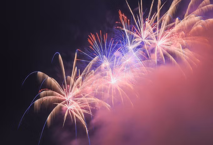 Du khách ở Đà Nẵng chi tiền triệu ngắm pháo hoa bên hồ bơi