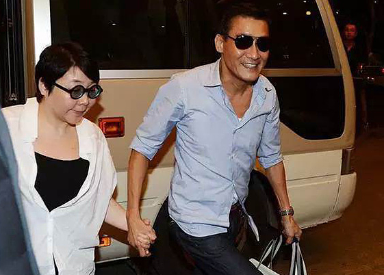 Ba từ trong hôn nhân có sức mạnh hơn nhiều "Anh yêu em" ảnh 1 Lương Gia Huy - tài tử trong lòng bao người hâm mộ - trung thành với người vợ kém sắc suốt 30 năm. Ảnh: Abulouwang.