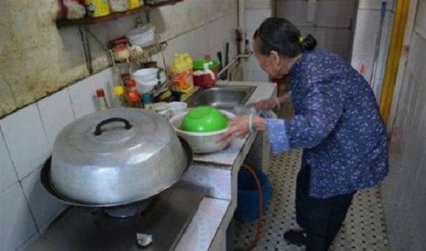 Khinh mẹ chồng nghèo, tới lúc di chúc được công bố nàng dâu mới sốc nặng ảnh 1 Khinh mẹ chồng nghèo nên lúc bà gọi chia tài sản không thèm về, tới lúc di chúc được công bố nàng dâu mới sốc nặng-1