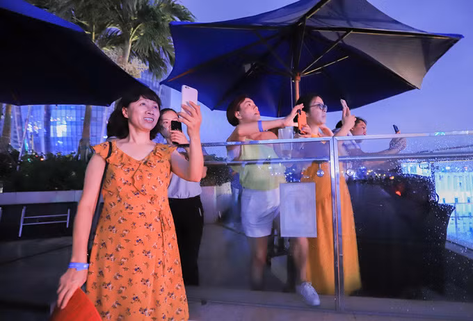 Du khách ở Đà Nẵng chi tiền triệu ngắm pháo hoa bên hồ bơi