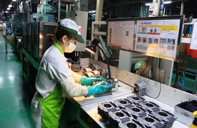 Lao động khu vực sản xuất trực tiếp kiến nghị không tăng tuổi nghỉ hưu bởi rủi ro khi chủ doanh nghiệp không tiếp nhận lao động lớn tuổi. Ảnh: ILO