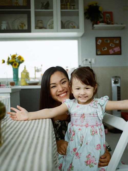 Phương Vy "hô biến" phòng bỏ trống thành chốn thần tiên cho con gái ảnh 13 Phương Vy và con gái.