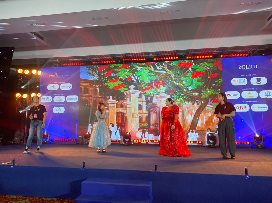 Mọi người cùng nhau gắn kết hơn nhờ chất xúc tác là âm nhạc. Mọi người cùng nhau gắn kết hơn nhờ chất xúc tác là âm nhạc.