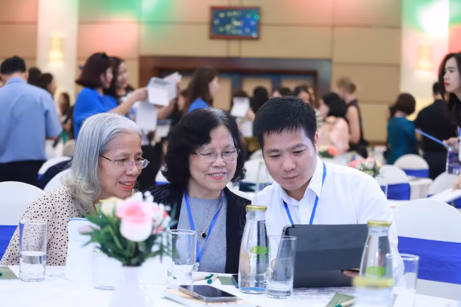 Nhà giáo Nhân dân Nguyễn Thị Hiền (giữa) - Chủ tịch HĐQT Trường Tiểu học Đoàn Thị Điểm (Hà Nội) tham dự hội thảo.