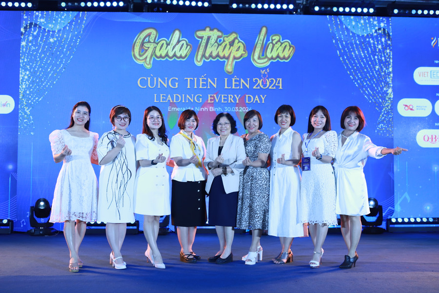 Các đại biểu chụp ảnh lưu niệm tại chương trình. Các đại biểu chụp ảnh lưu niệm tại chương trình.