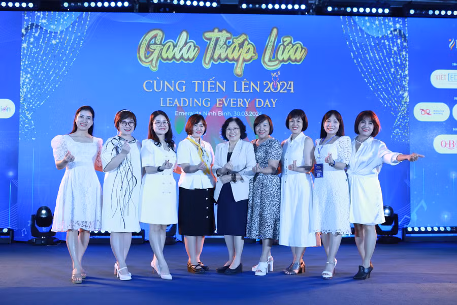 Các đại biểu chụp ảnh lưu niệm tại chương trình.