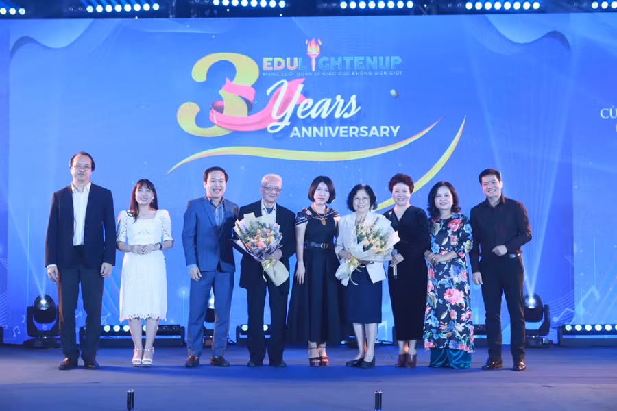 Ban tổ chức tặng hoa tri ân tới 2 vị khách mời đặc biệt: NGND Nguyễn Thị Hiền và NGƯT Nguyễn Tùng Lâm tại sự kiện tối 29/3. Ban tổ chức tặng hoa tri ân tới 2 vị khách mời đặc biệt: NGND Nguyễn Thị Hiền và NGƯT Nguyễn Tùng Lâm tại sự kiện tối 29/3.