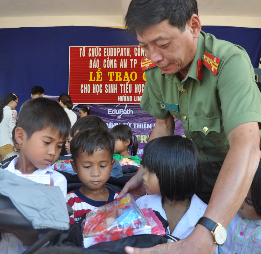 Những suất quà ấm áp nghĩa tình được trao tận tay cho các em học sinh Vân Kiều.