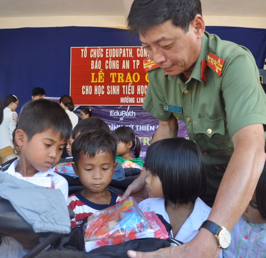 Những suất quà ấm áp nghĩa tình được trao tận tay cho các em học sinh Vân Kiều.