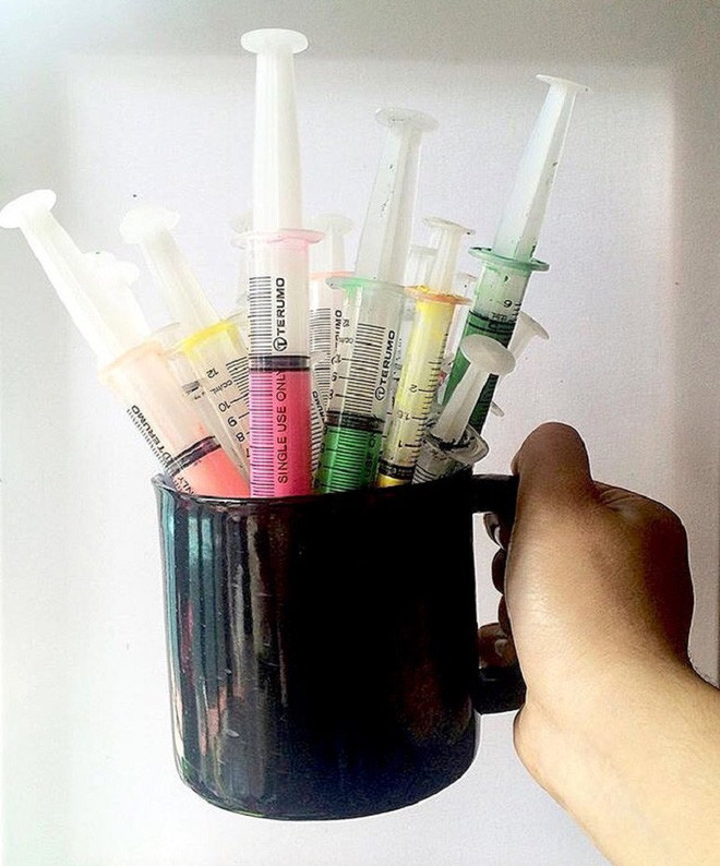 Độc đáo những bức tranh được vẽ bằng bơm kim tiêm - Ảnh 1.