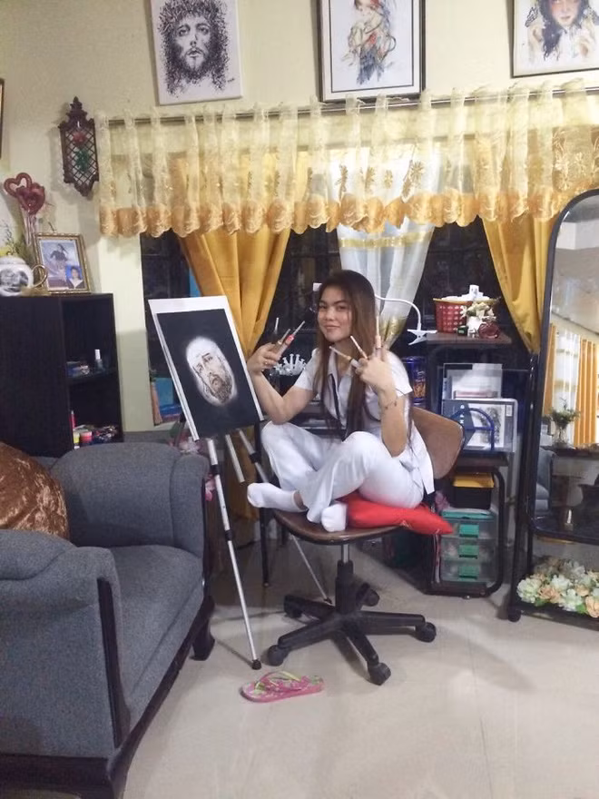 Độc đáo những bức tranh được vẽ bằng bơm kim tiêm - Ảnh 3.