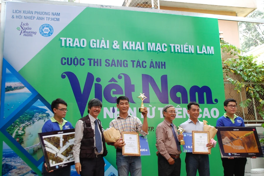 : Ban tổ chức trao giải nhì các tác giả