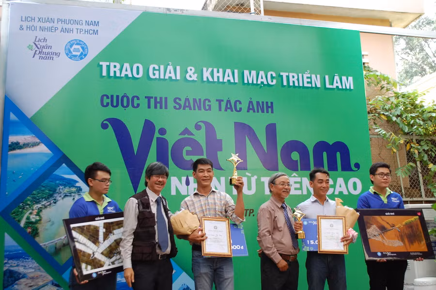 : Ban tổ chức trao giải nhì các tác giả