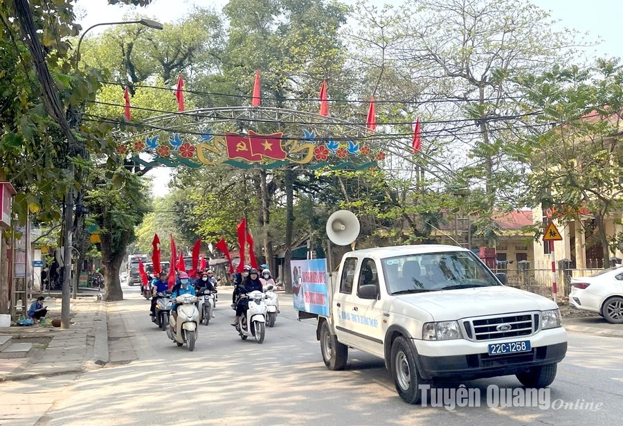 Sau lễ phát động, đông đảo Đoàn viên, thanh niên, học sinh tham gia diễu hành tuyên truyền thông điệp về Ngày Nước thế giới năm 2024.