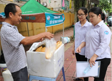 Ấm lòng cơm trưa, bánh mì miễn phí tiếp sức thí sinh Bắc Hà