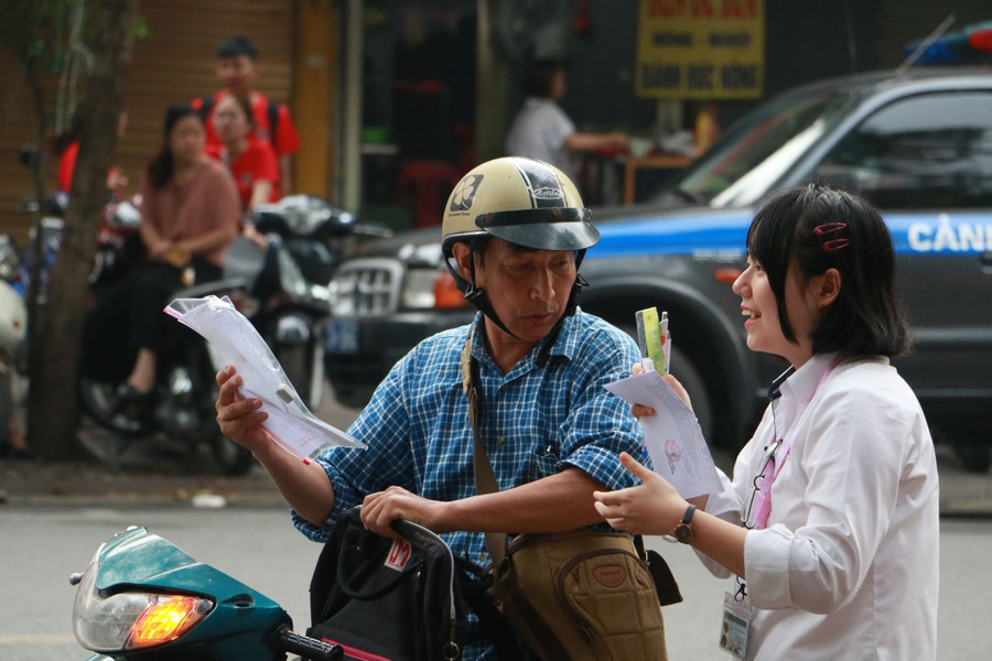 ...tuy nhiên, chỉ một phút sau đó người bố tỏ ra vô cùng lo lắng khi nhắc con kiểm tra đầy đủ giấy tờ, vật dụng trước khi bước vào cánh cổng trường thi. ...tuy nhiên, chỉ một phút sau đó người bố tỏ ra vô cùng lo lắng khi nhắc con kiểm tra đầy đủ giấy tờ, vật dụng trước khi bước vào cánh cổng trường thi.