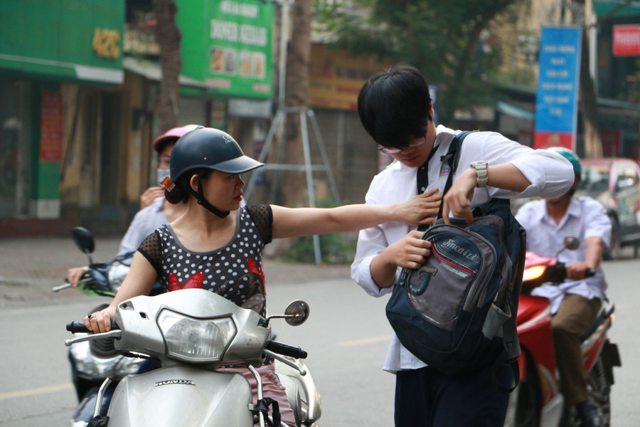 Đến trường thi rồi mà người mẹ này vẫn chưa yên tâm về vật dụng, tư trang của con. Đến trường thi rồi mà người mẹ này vẫn chưa yên tâm về vật dụng, tư trang của con.