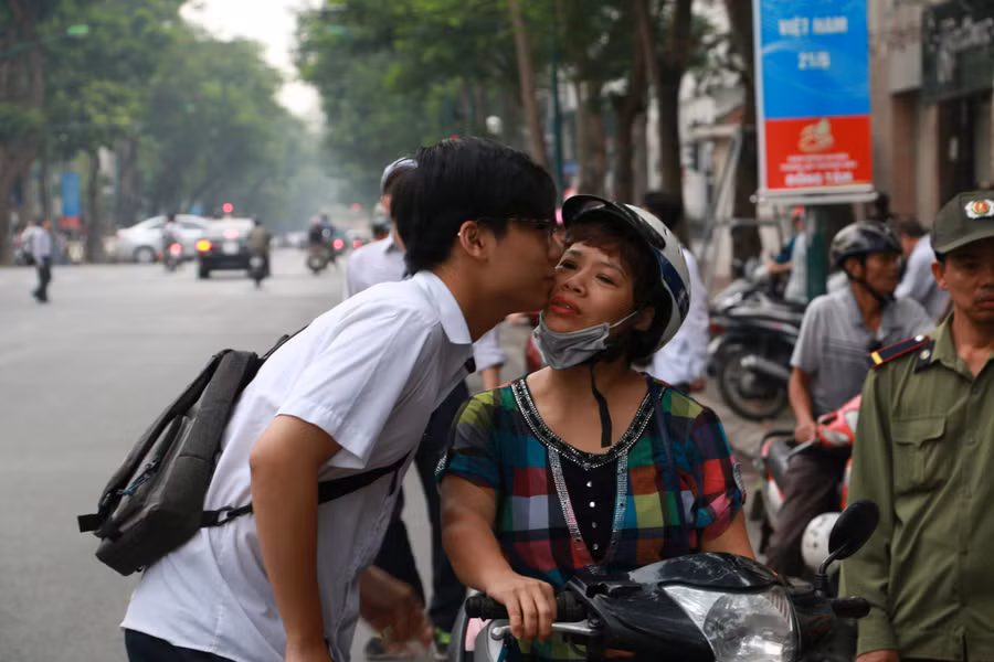 Xốn xang nụ hôn của cậu học sinh gửi mẹ trước khi bước vào phòng thi